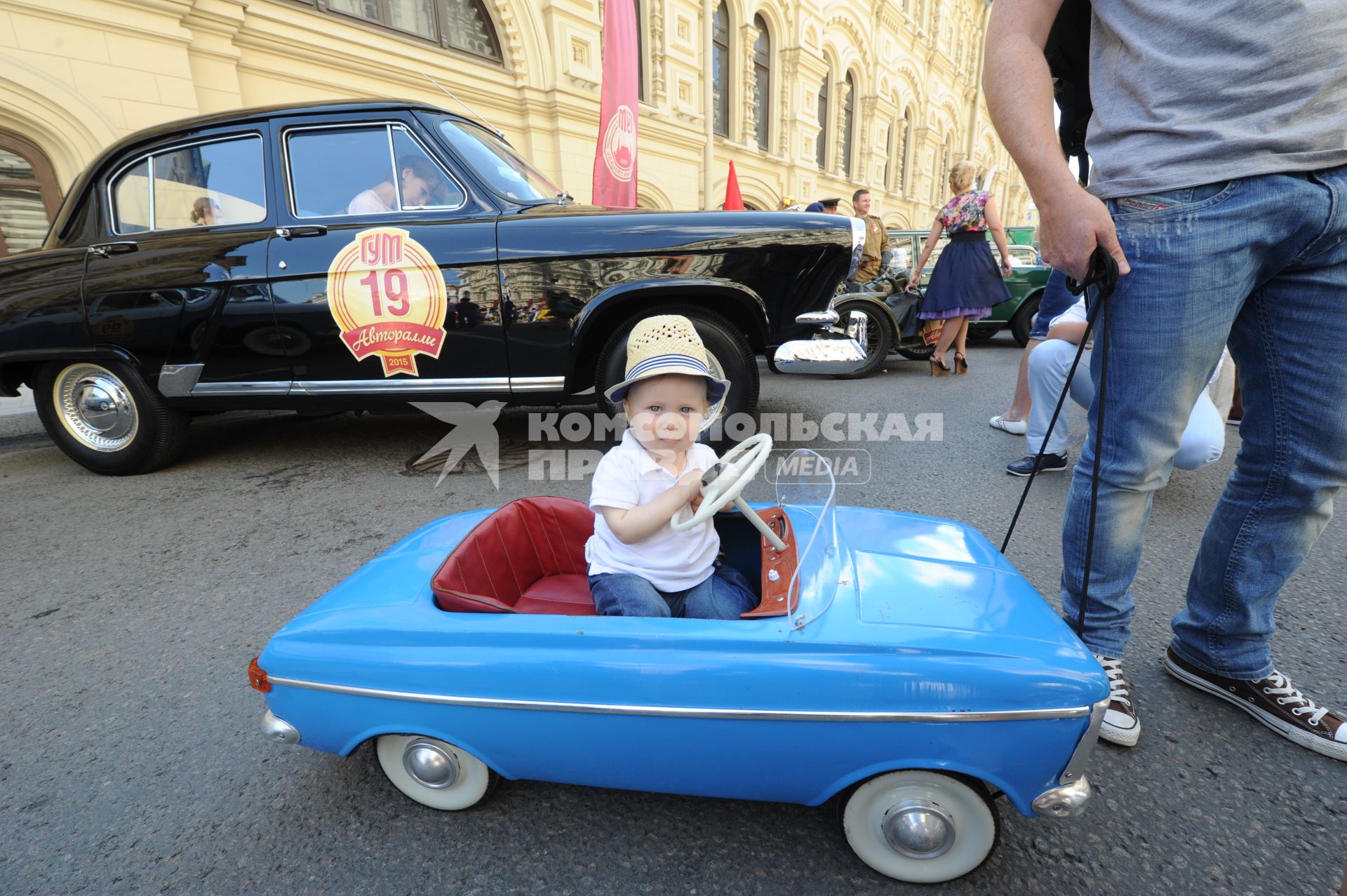 Москва. `ГУМ-Авторалли-2015` с участием ретро-автомобилей в Ветошном переулке.