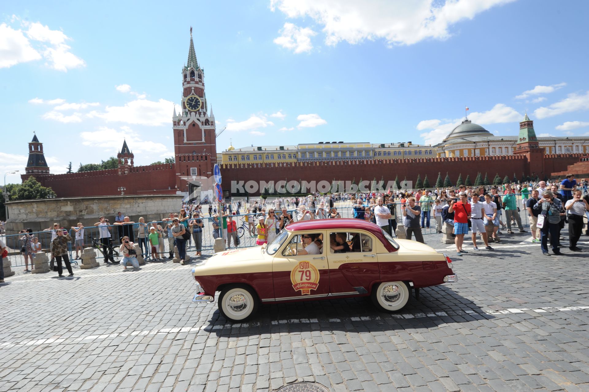 Москва. Старт `ГУМ-Авторалли-2015` с участием ретро-автомобилей.