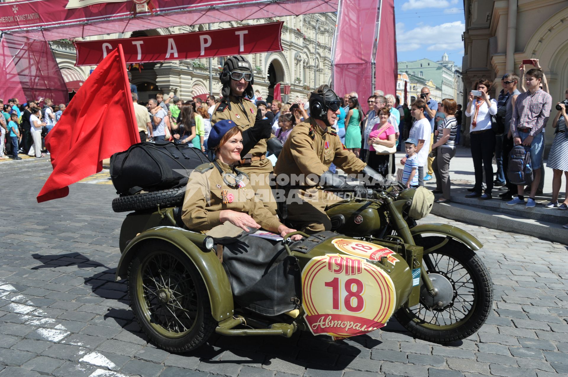 Москва. Старт `ГУМ-Авторалли-2015` с участием ретро-автомобилей в Ветошном переулке.