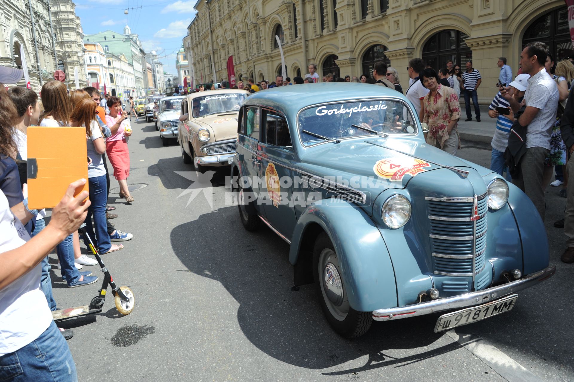 Москва. Автомобиль `Москвич` на старте `ГУМ-Авторалли-2015` с участием ретро-автомобилей в Ветошном переулке.