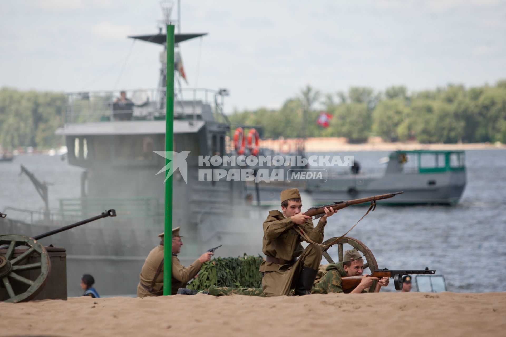 Самара. Военно-историческая реконструкция высадки речного десанта у города Пинск.