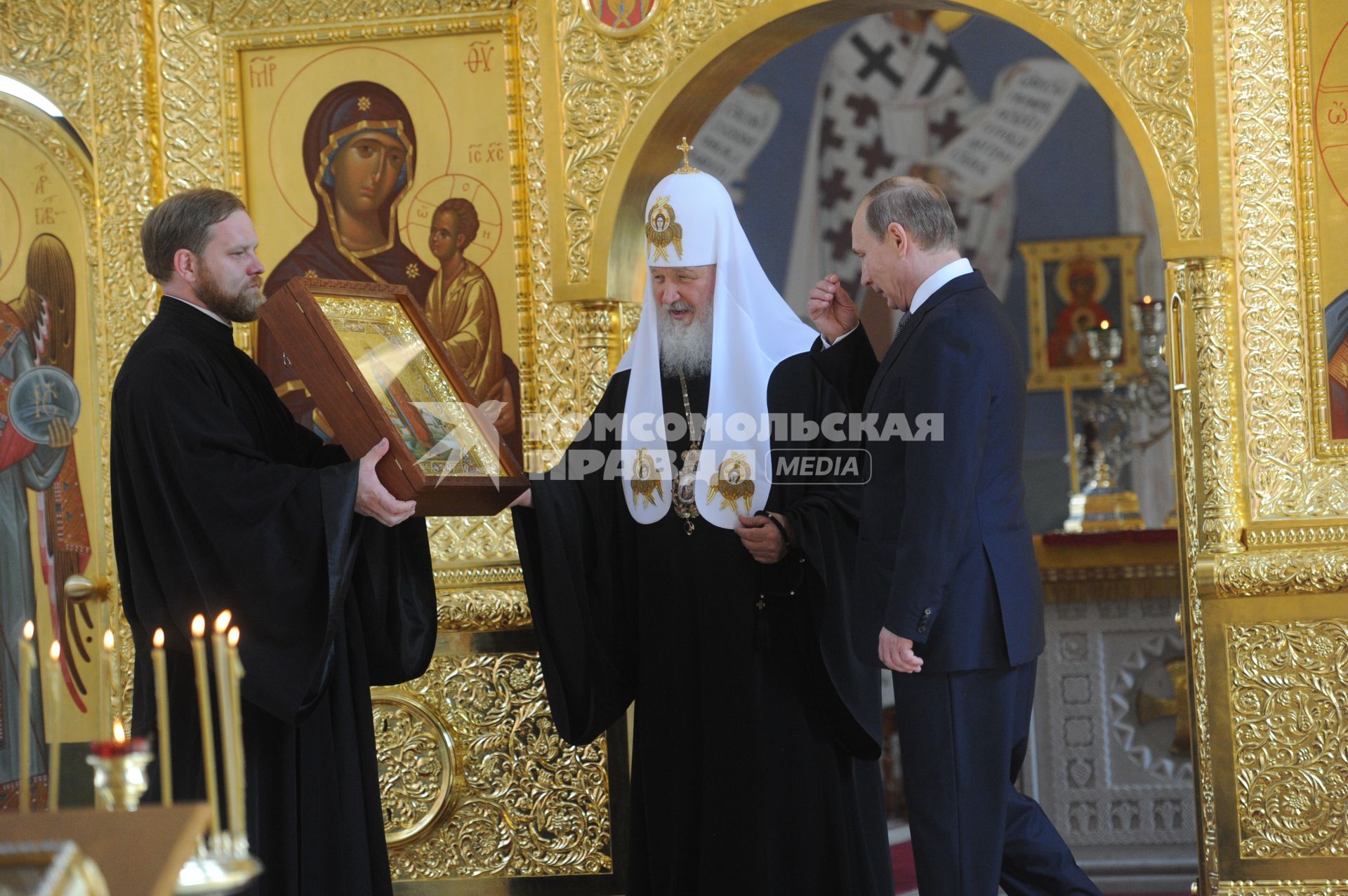 Москва. Патриарх Московский и всея Руси Кирилл и президент РФ Владимир Путин во время посещения отреставрированного храма Святого Равноапостольного Князя Владимира при Московском епархиальном доме.