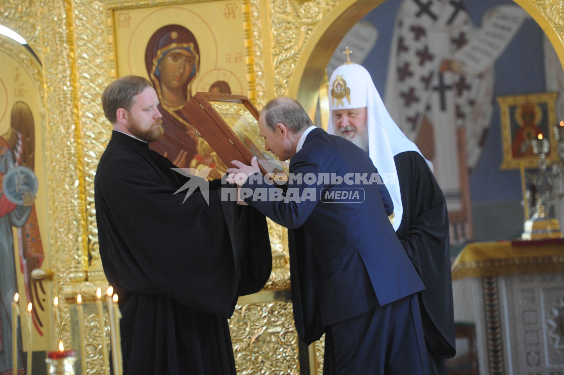 Москва. Президент РФ Владимир Путин (в центре) и патриарх Московский и всея Руси Кирилл (справа) во время посещения отреставрированного храма Святого Равноапостольного Князя Владимира при Московском епархиальном доме.