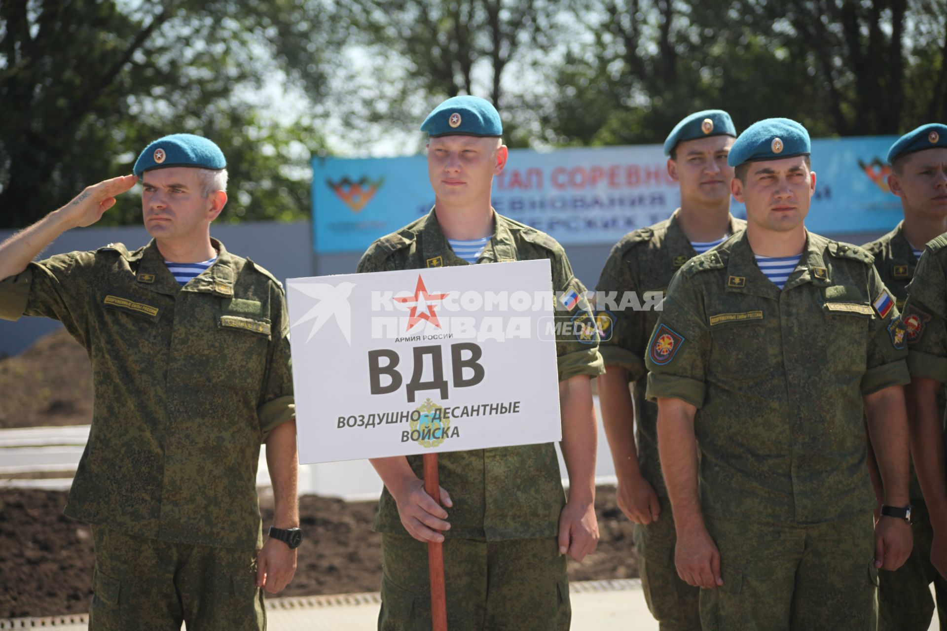 Воронежская область, г. Острогожск. Десантники на всероссийском этапе конкурса `Мастера автобронетанковой техники`, проходящего в рамках `Армейских международных игр-2015`.