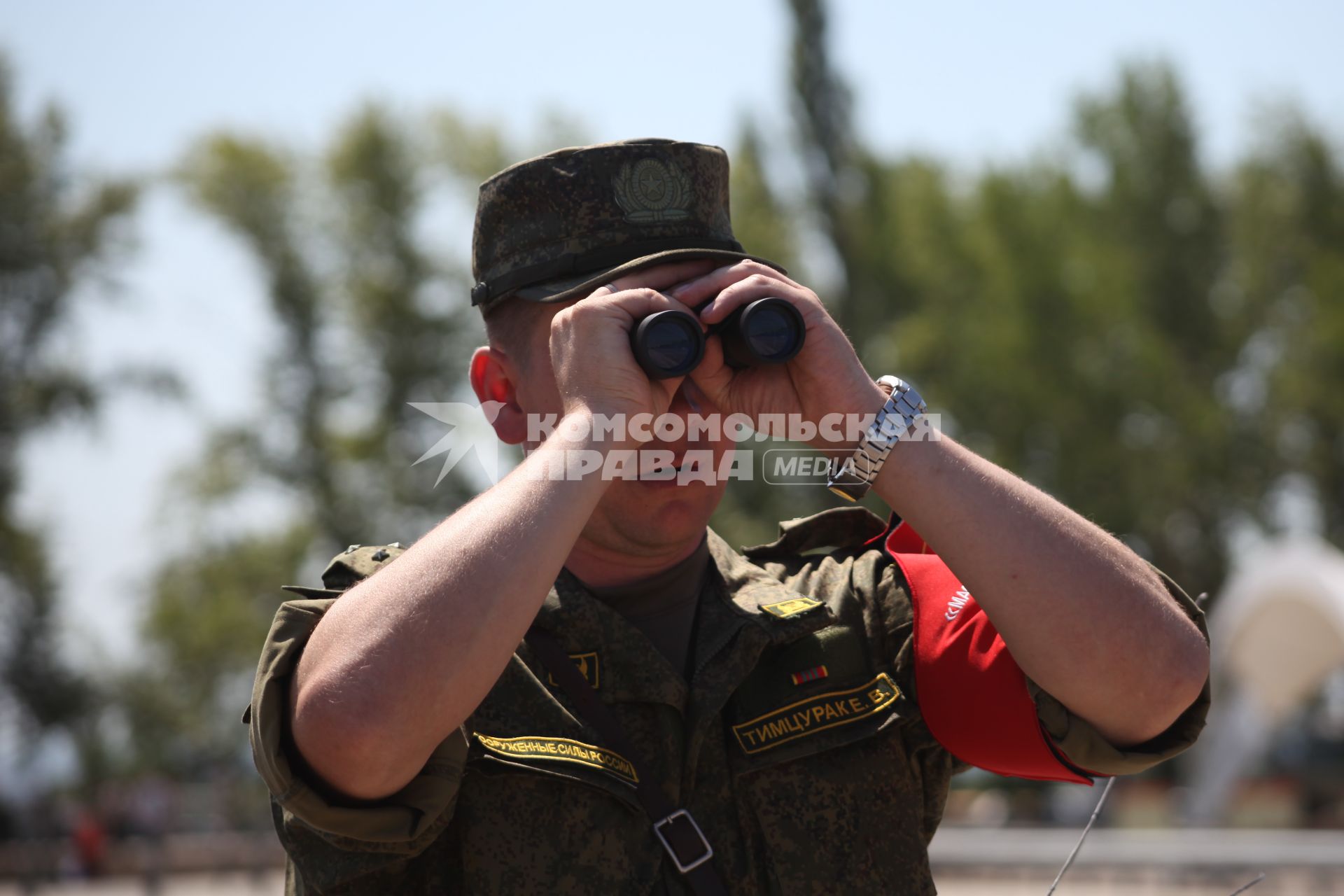 Воронежская область, г. Острогожск. Военнослужащий наблюдает за ходом проведения всероссийского этапа конкурса `Мастера автобронетанковой техники`, проходящего в рамках `Армейских международных игр-2015`.