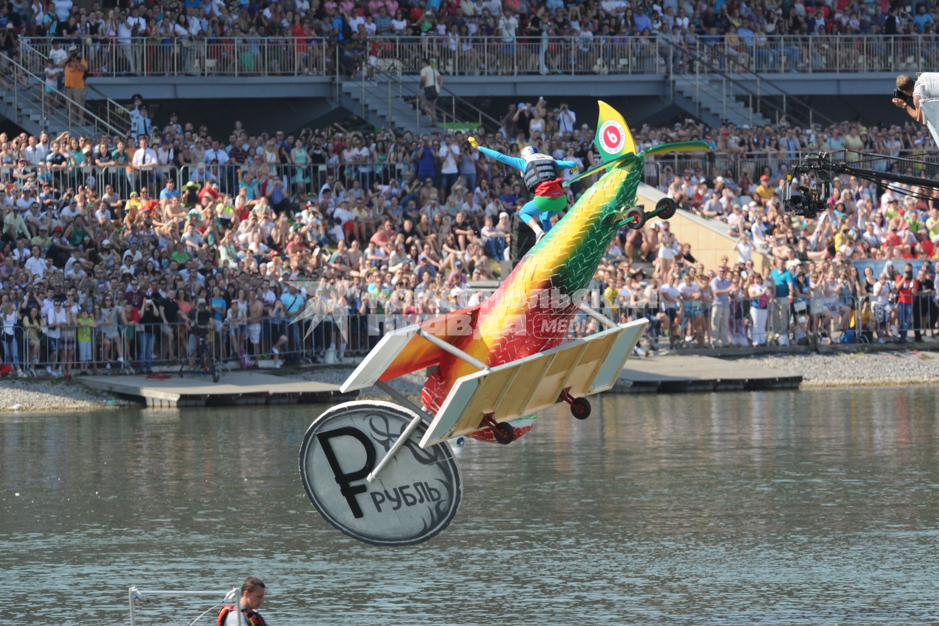 Москва. Фестиваль самодельных летательных аппаратов `Red Bull Flugtag 2015` на Гребном канале.