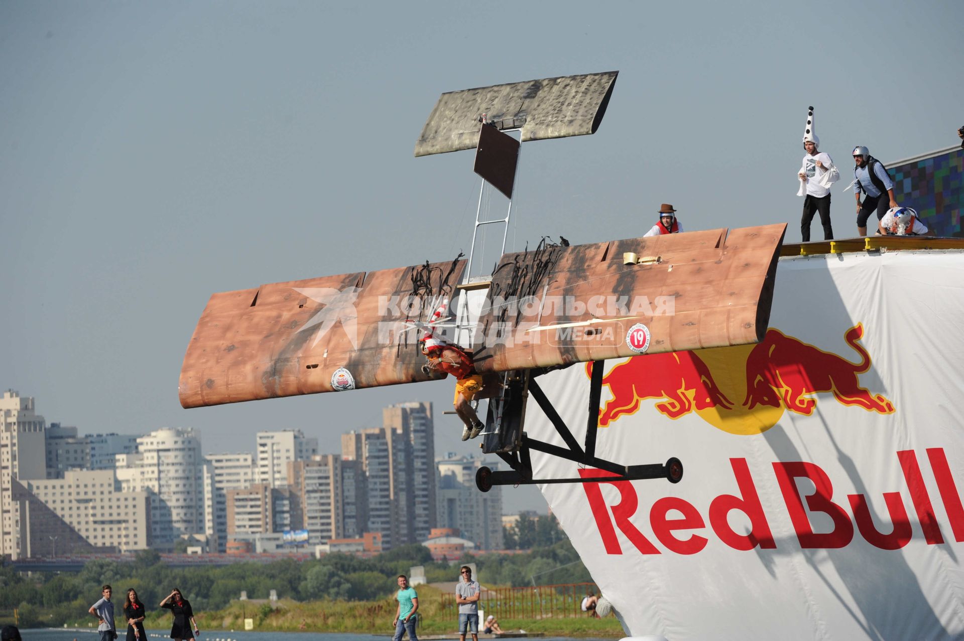 Москва. Фестиваль самодельных летательных аппаратов `Red Bull Flugtag 2015` на Гребном канале.