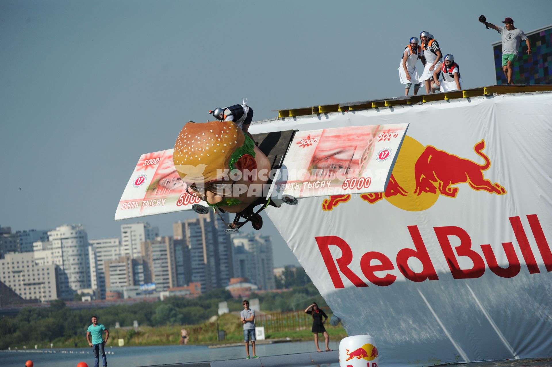 Москва. Фестиваль самодельных летательных аппаратов `Red Bull Flugtag 2015` на Гребном канале.