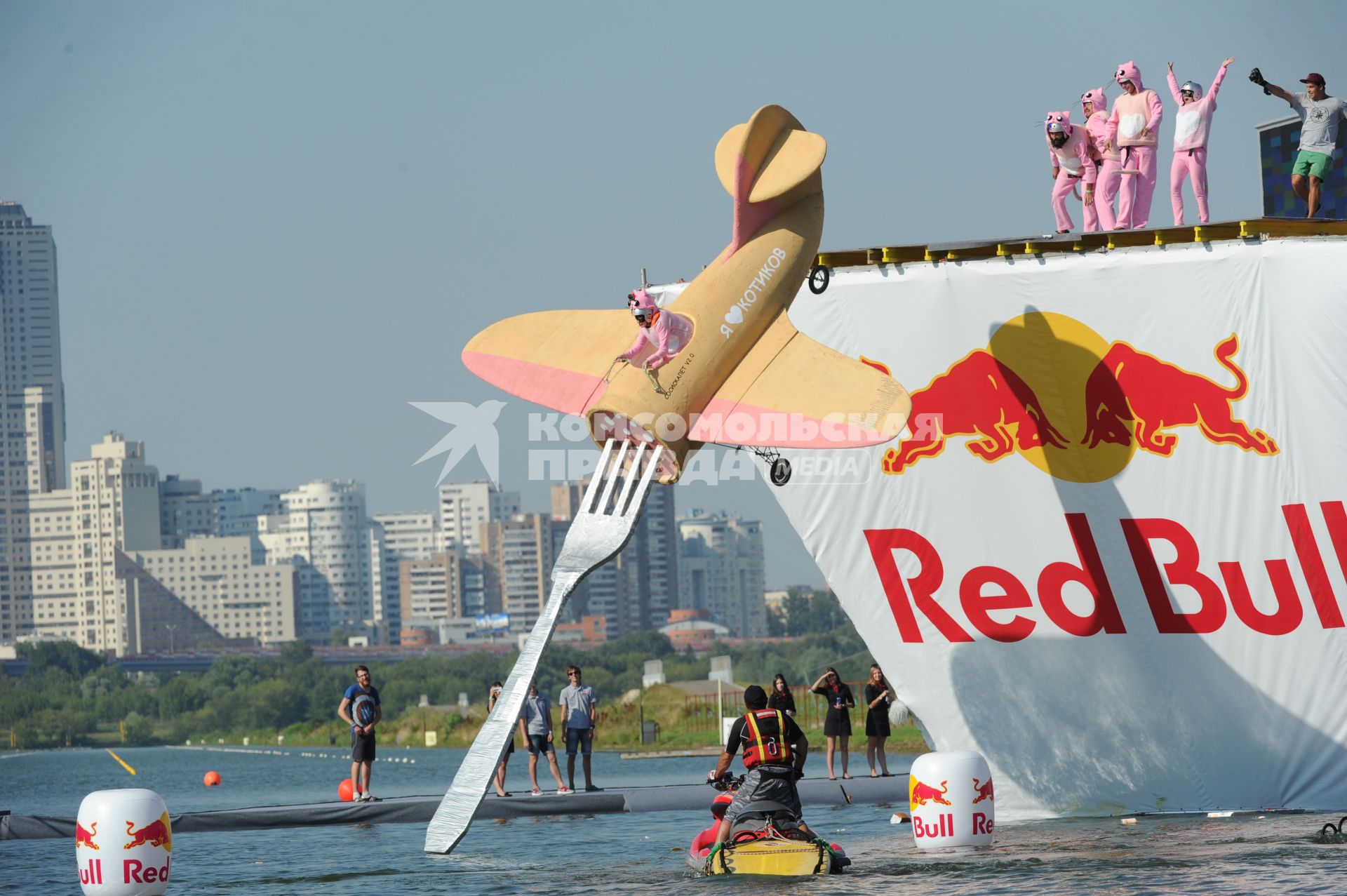 Москва. Фестиваль самодельных летательных аппаратов `Red Bull Flugtag 2015` на Гребном канале.