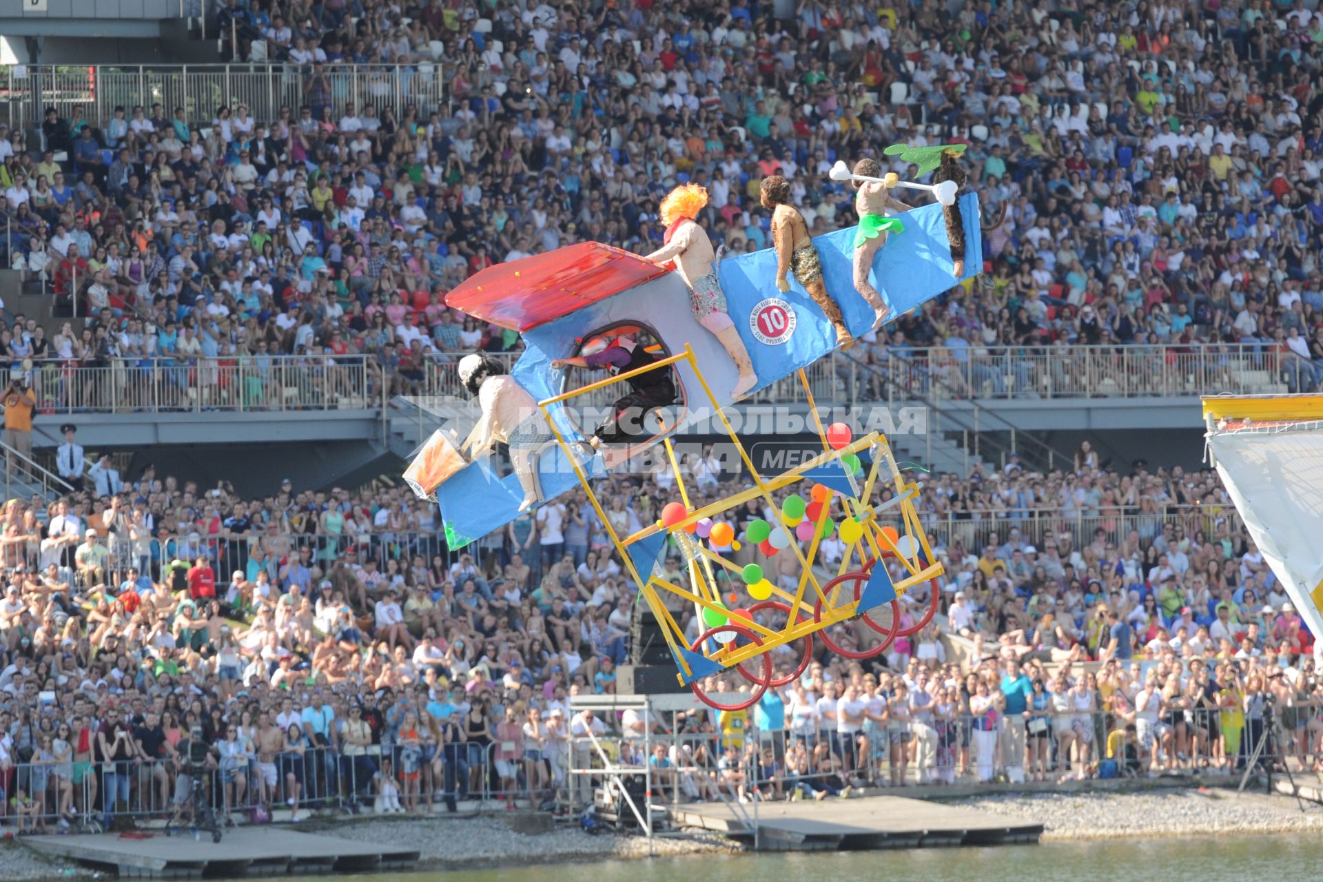 Москва. Фестиваль самодельных летательных аппаратов `Red Bull Flugtag 2015` на Гребном канале.