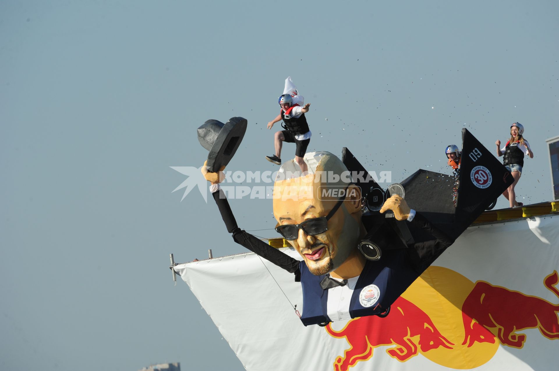 Москва. Фестиваль самодельных летательных аппаратов `Red Bull Flugtag 2015` на Гребном канале.