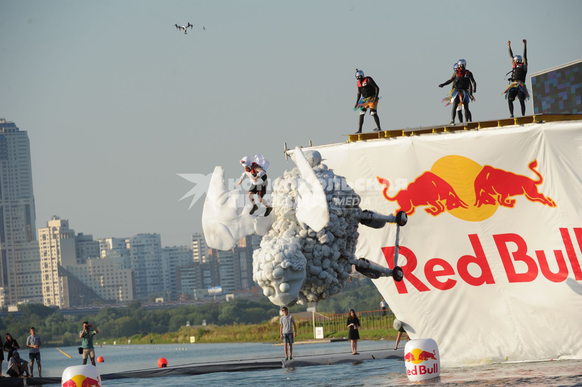 Москва. Фестиваль самодельных летательных аппаратов `Red Bull Flugtag 2015` на Гребном канале.