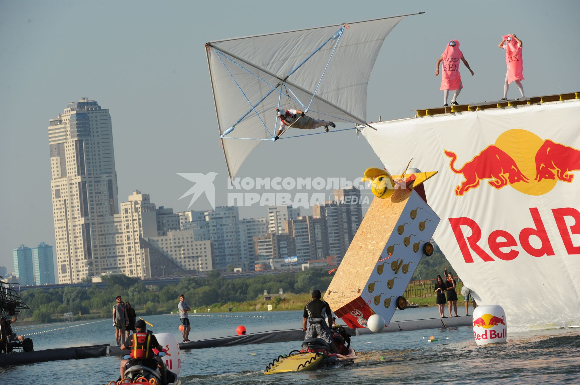 Москва. Фестиваль самодельных летательных аппаратов `Red Bull Flugtag 2015` на Гребном канале.