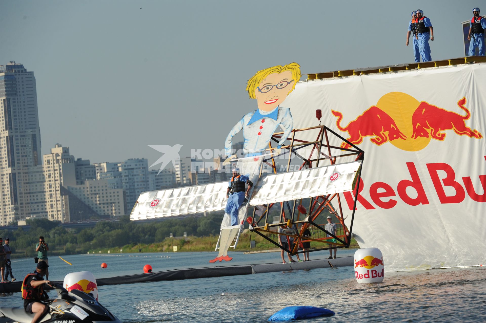 Москва. Фестиваль самодельных летательных аппаратов `Red Bull Flugtag 2015` на Гребном канале. Летательный аппарат `Елена Малышева` команды Black Ant Crew из Москвы стал победителем .