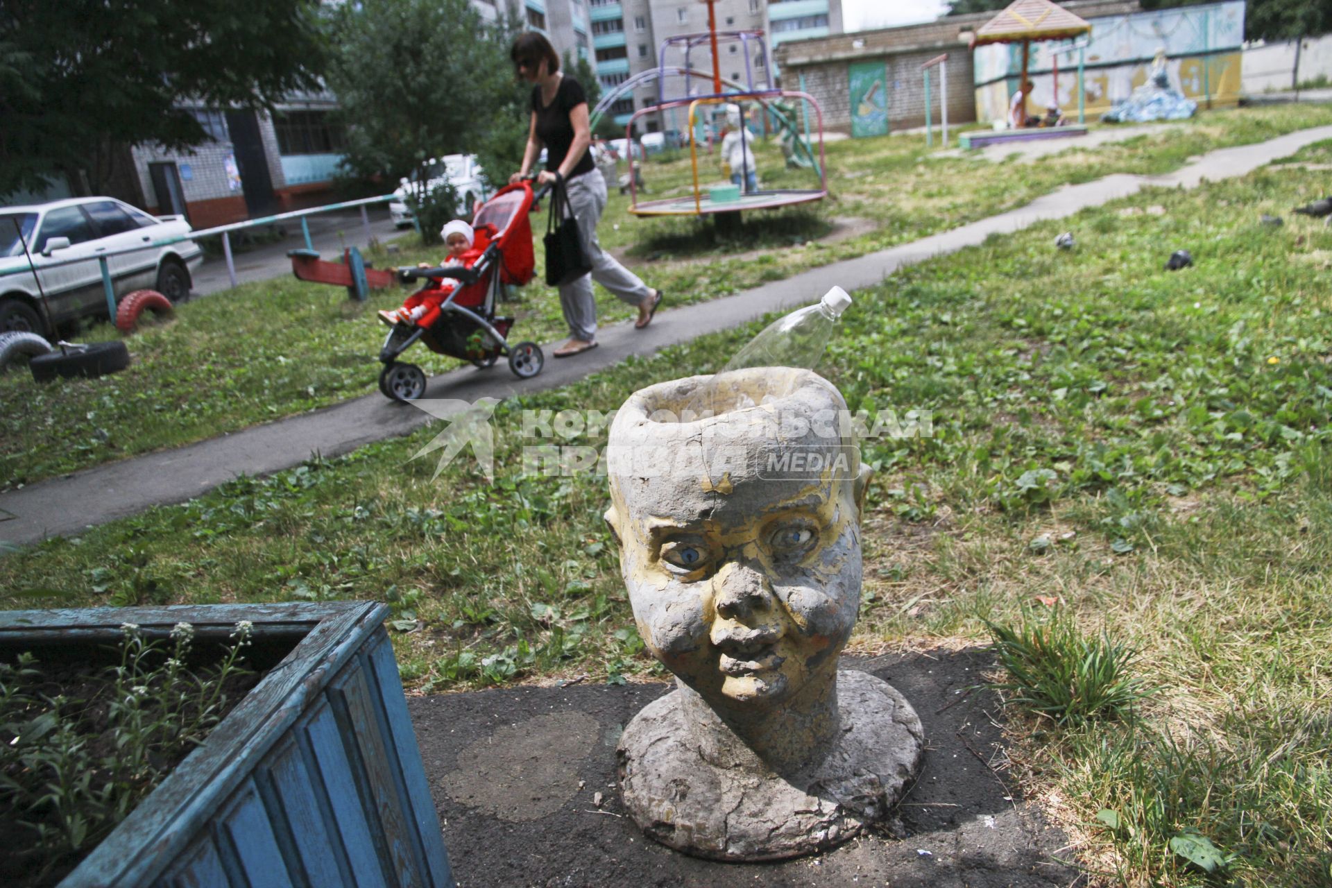 Барнаул. Урна в виде головы ребенка на детской площадке.