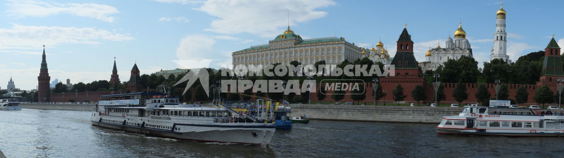 Москва. Двухпалубный прогулочный теплоход-ресторан `Михаил Сеспель` плывет мимо Кремлевской набережной, Большого Кремлевского Дворца и Колокольни Ивана Великого.