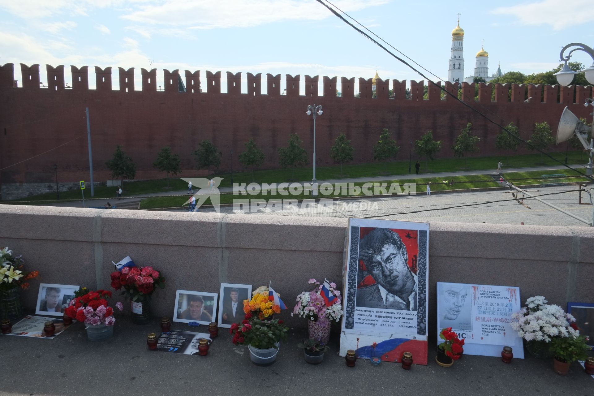 Москва. Цветы на Большом Москворецком мосту, где 27 февраля 2015 года был убит политик Борис Немцов.