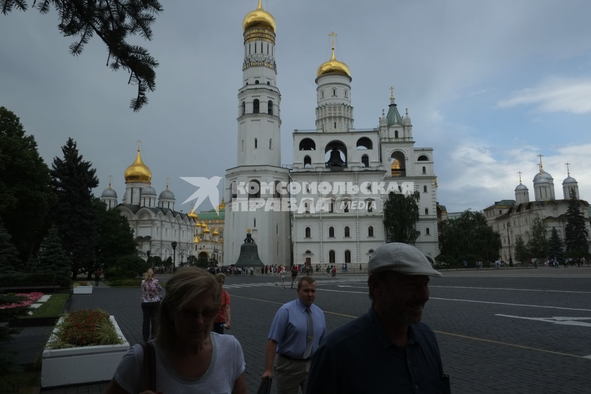 Московский Кремль. Колокольня Ивана Великого и Успенская звонница на Соборной площади.