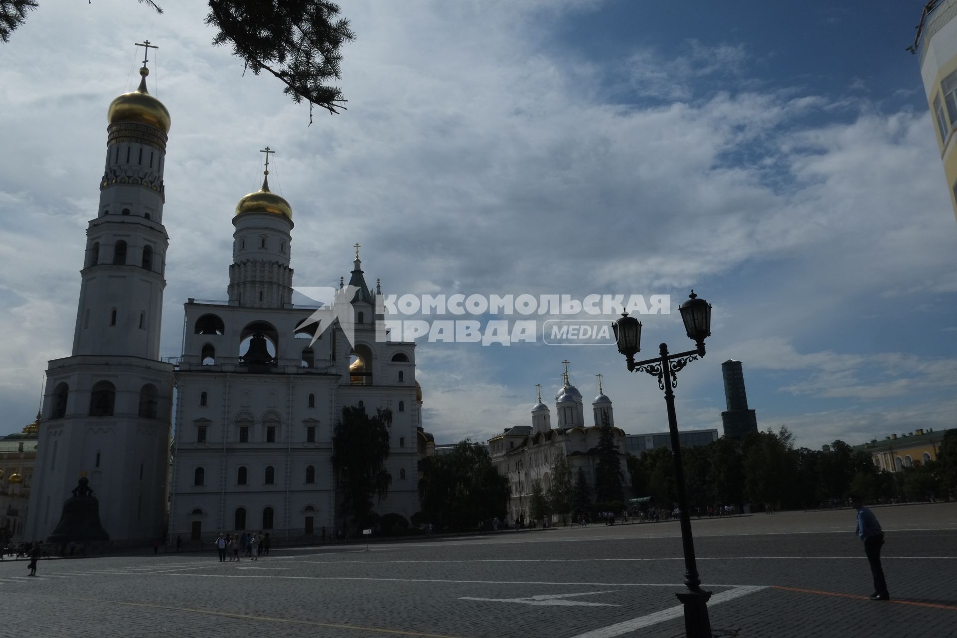 Московский Кремль. Колокольня Ивана Великого и Успенская звонница на Соборной площади.