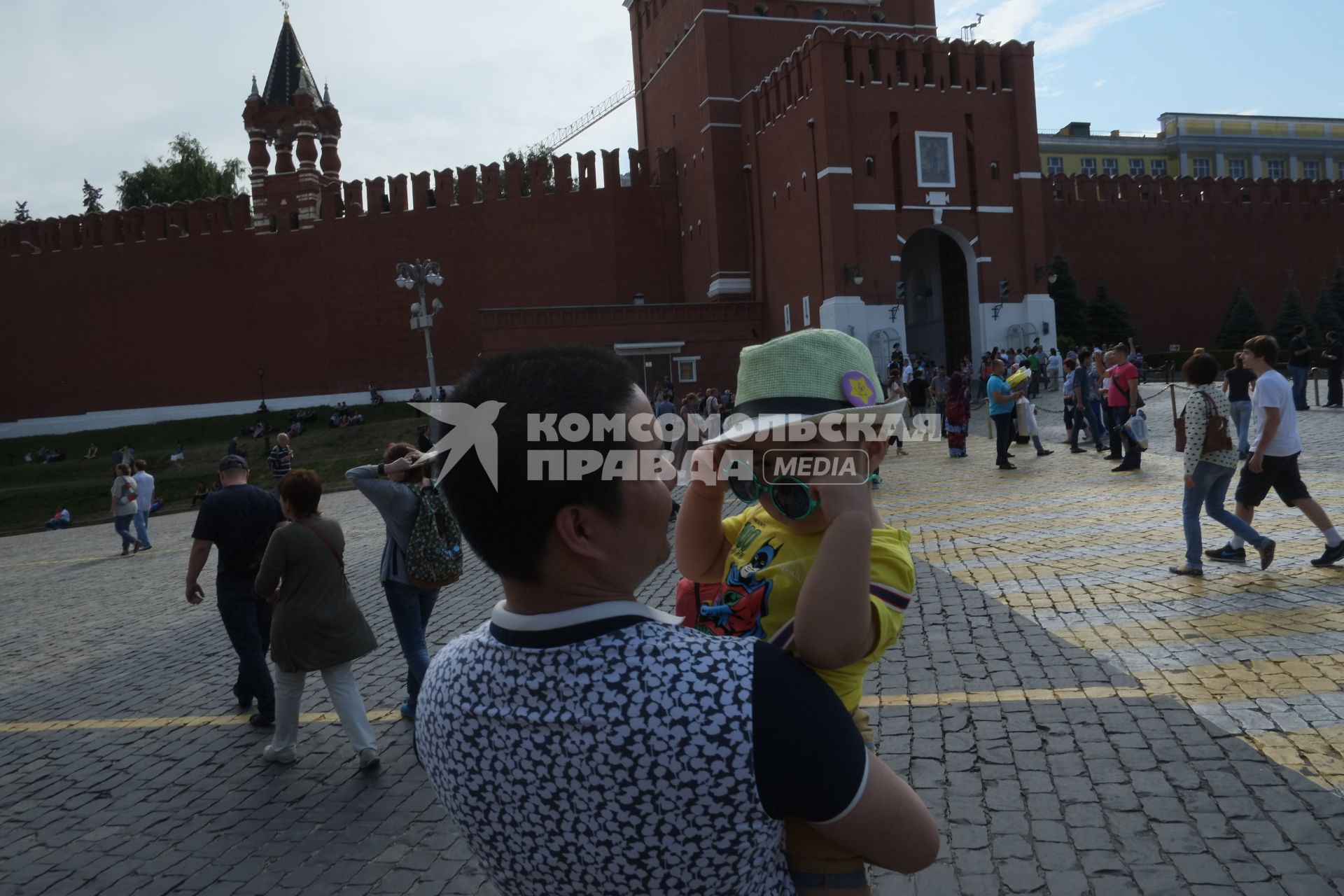 Москва. Люди гуляют по Красной площади.