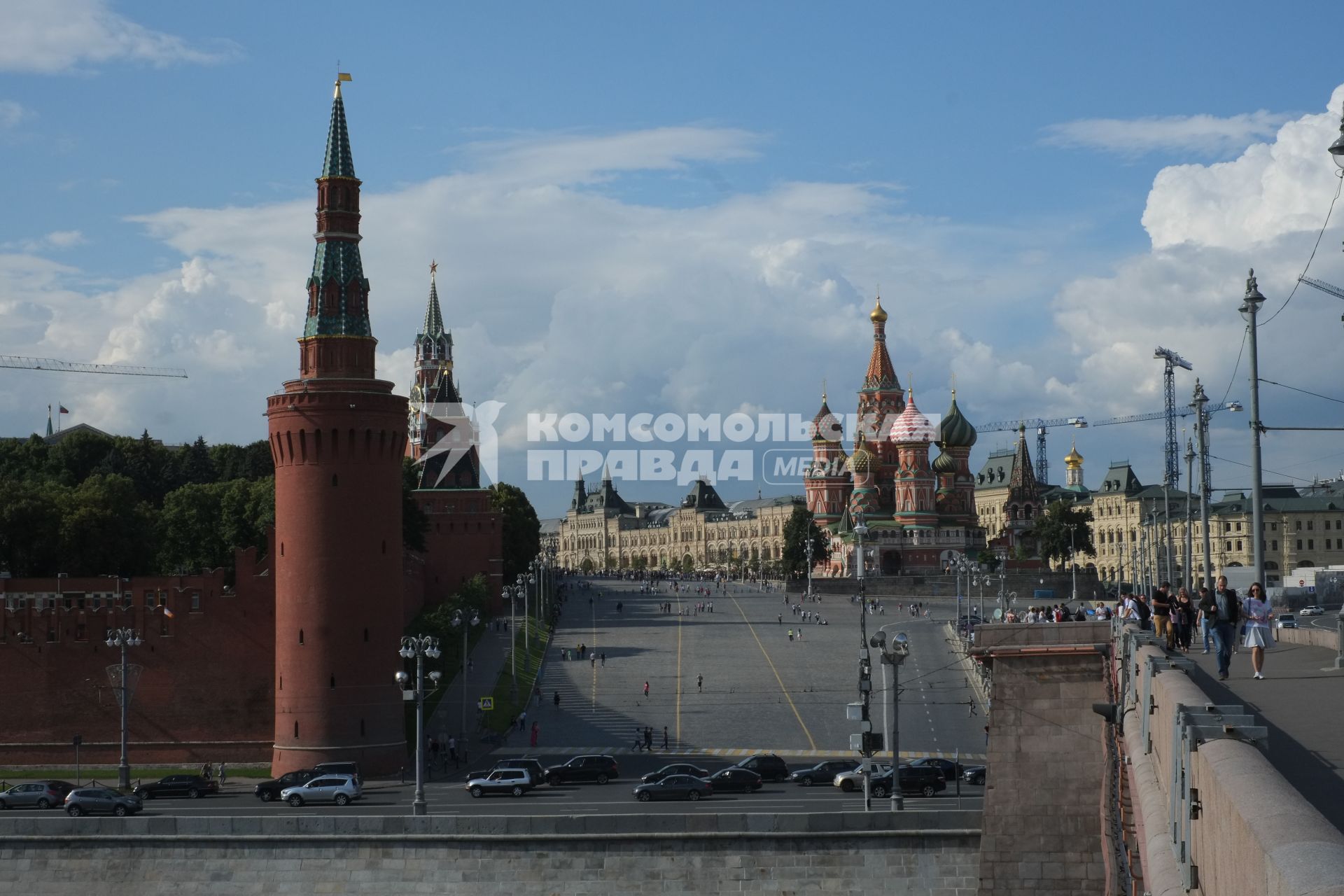 Москва. Вид с Большого Москворецкого моста на Кремлевскую набережную, Московский Кремль, Васильевский спуск и Храм Василия Блаженного.