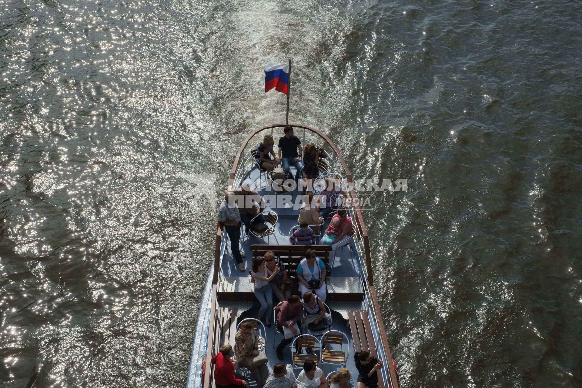 Москва. Экскурсионный теплоход плывет по Москва-реке.