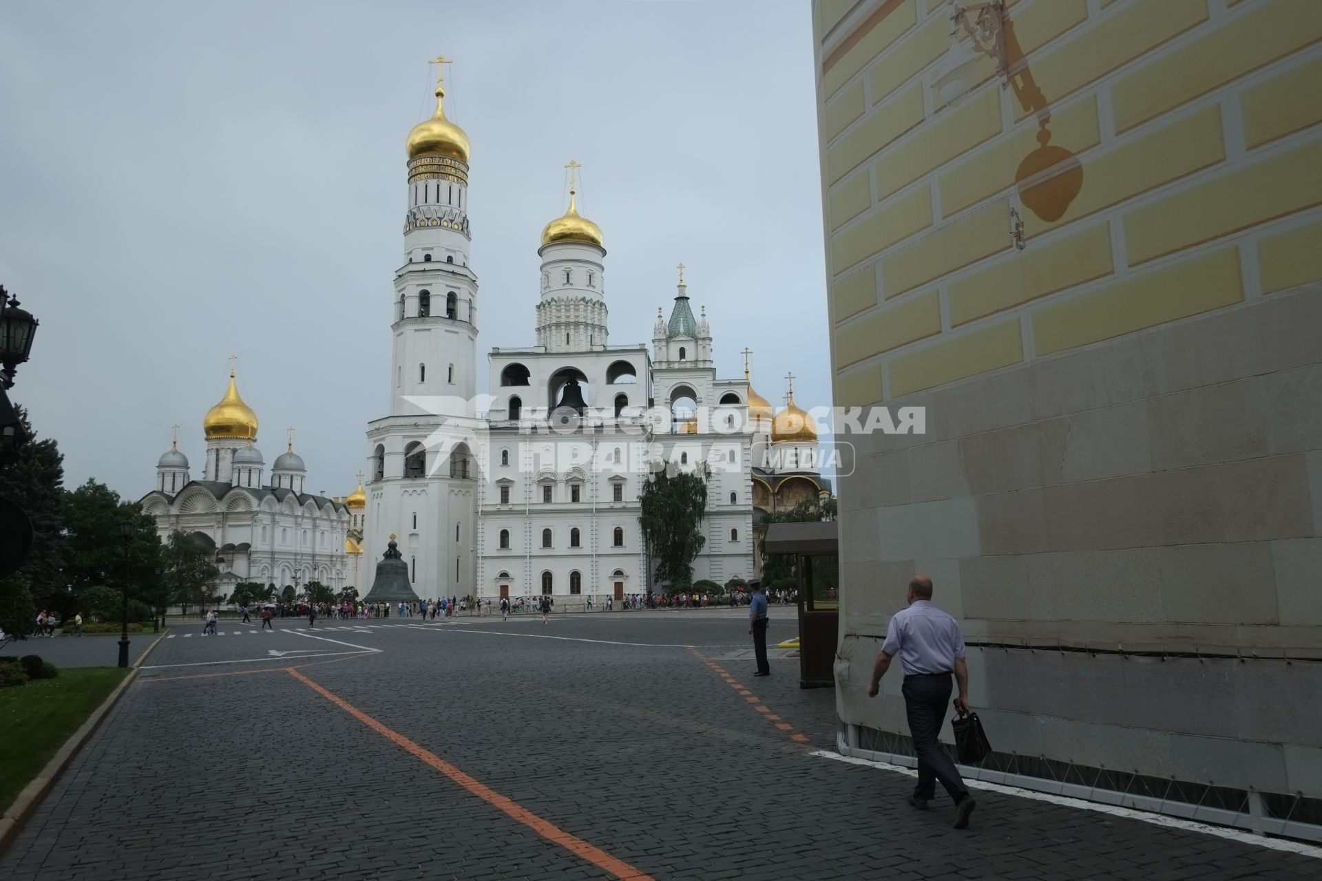 Московский Кремль. Архангельский собор (слева) и колокольня Ивана Великого и Успенская звонница на Соборной площади.