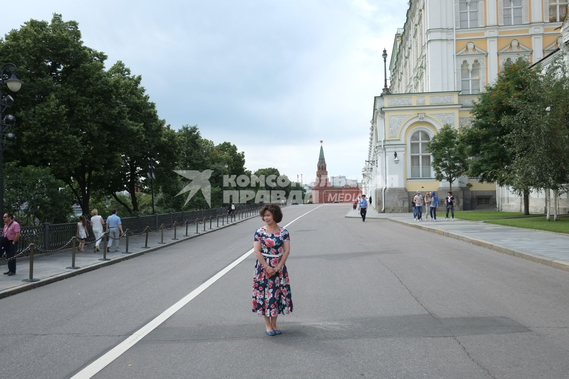 Москва. Люди гуляют по Московскому Кремлю.