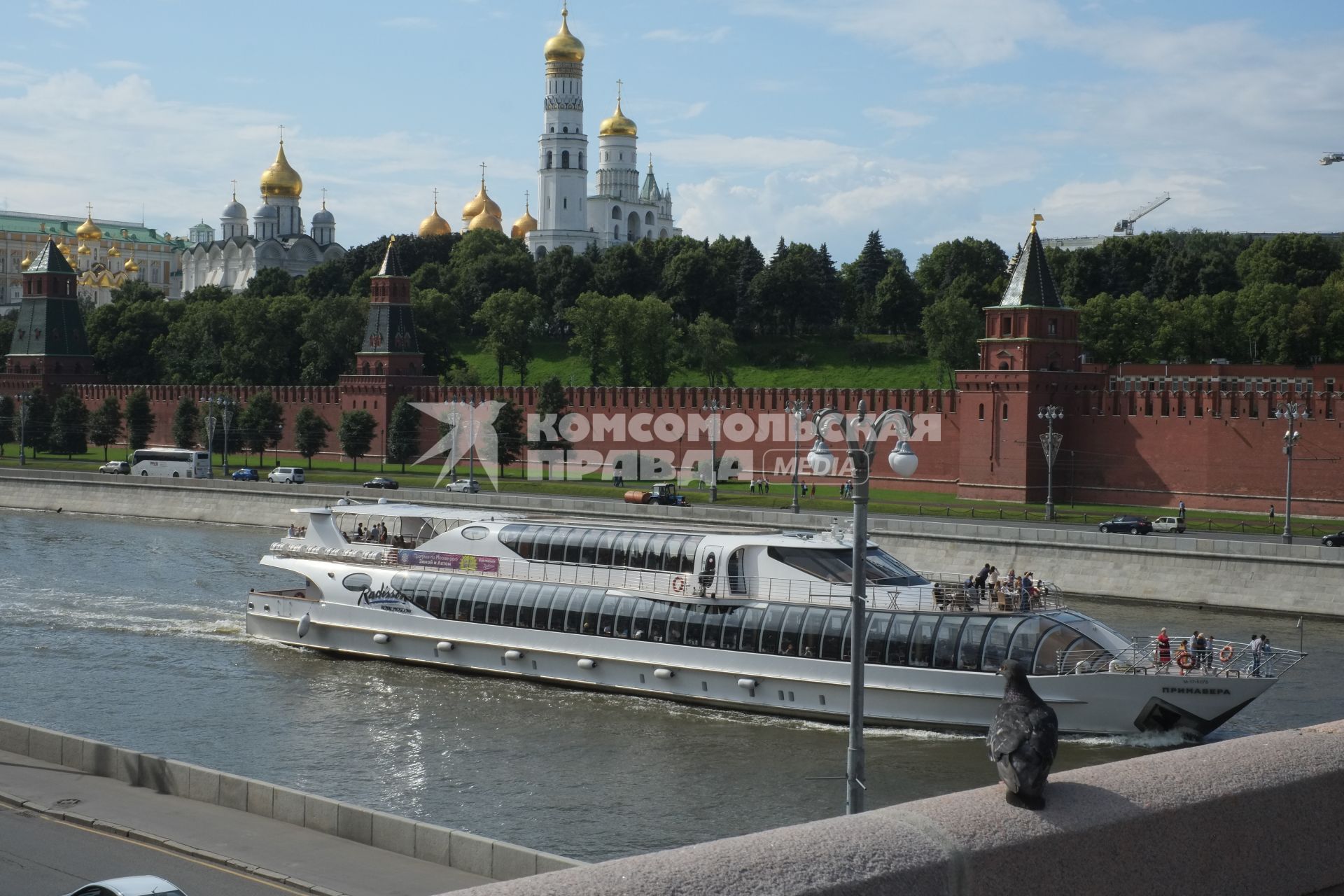 Москва. Яхта-ресторанов Radisson Royal Moscow плывет по Москва-реке мимо Кремлевской набережной.