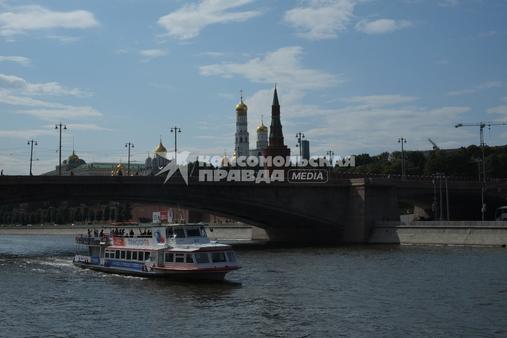 Москва. Прогулочный катер плывет по Москва-реке.