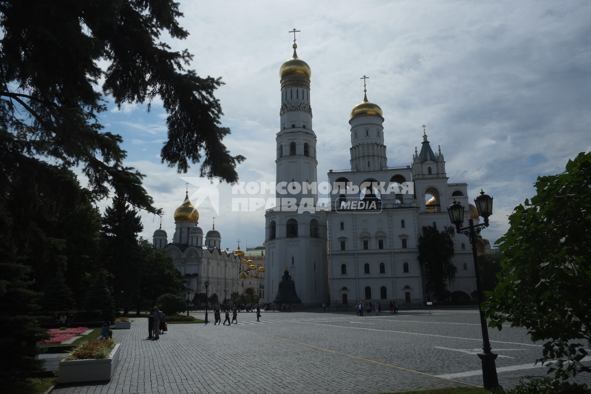 Московский Кремль. Архангельский собор (слева) и колокольня Ивана Великого и Успенская звонница на Соборной площади.