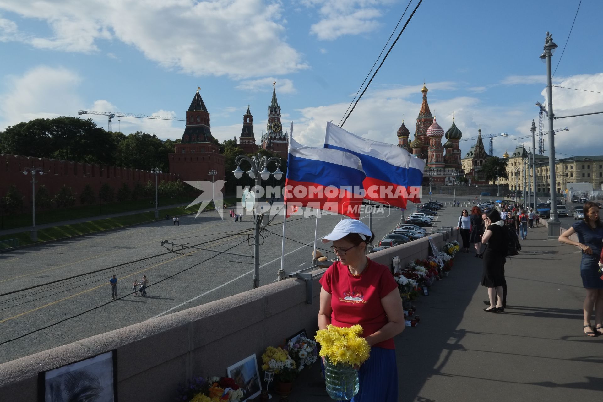 Москва. Цветы на Большом Москворецком мосту, где 27 февраля 2015 года был убит политик Борис Немцов.