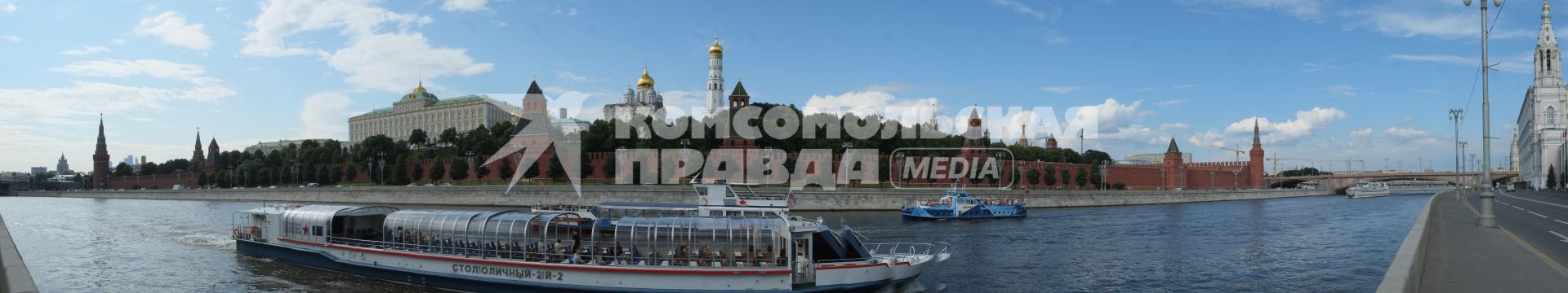 Москва. Прогулочный катер плывет по Москва-реке.