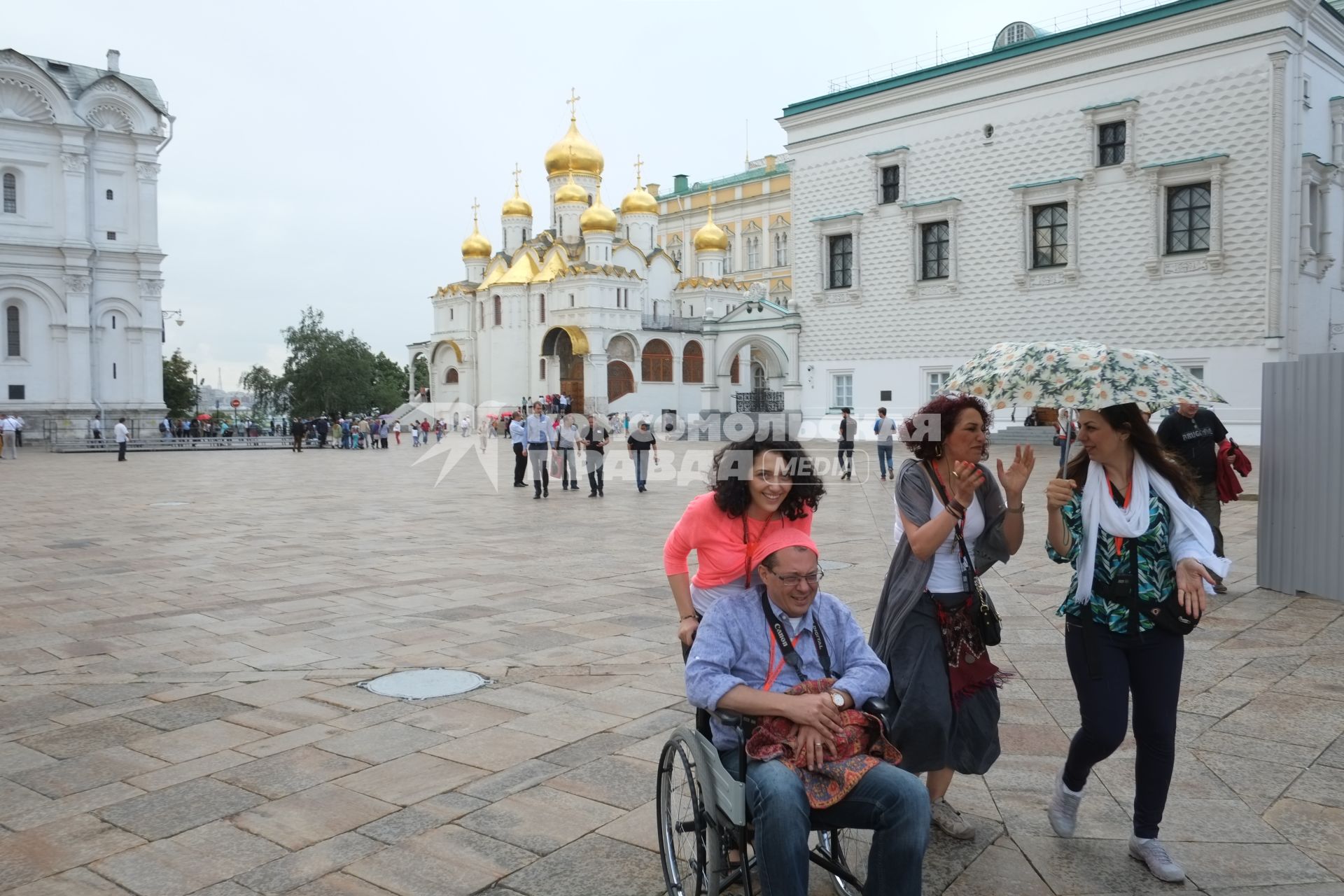 Москва. Люди гуляют по Соборной площади Московского Кремля.