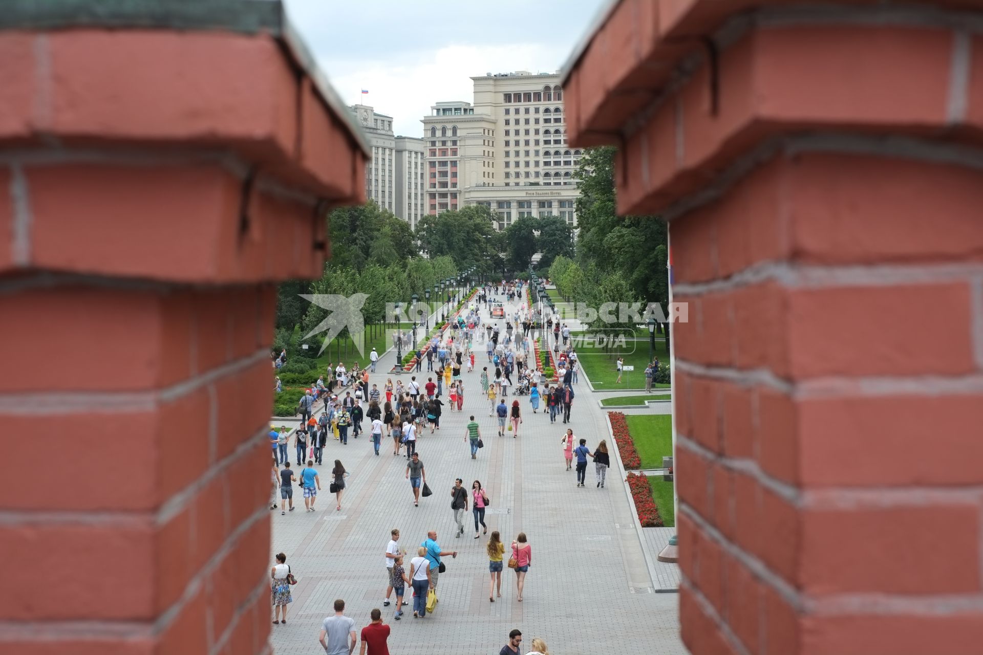 Москва. Люди гуляют по Александровскому саду.