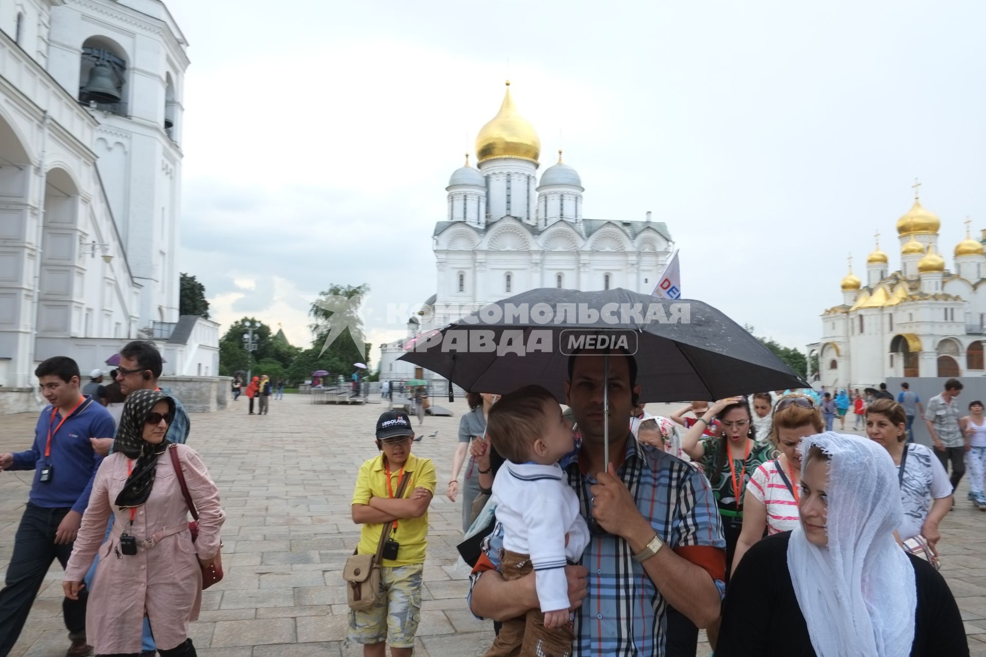 Московский Кремль. Люди гуляют по Соборной площади.