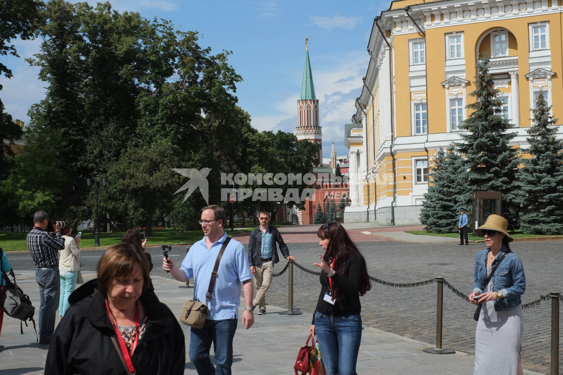 Люди гуляют по Московскому Кремлю.