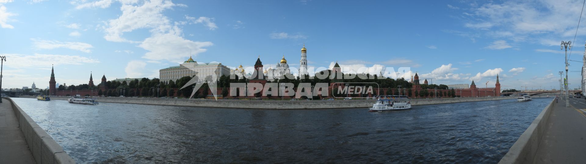 Москва. Кремлевская набережная, Большой Кремлевский Дворец и Колокольни Ивана Великого.