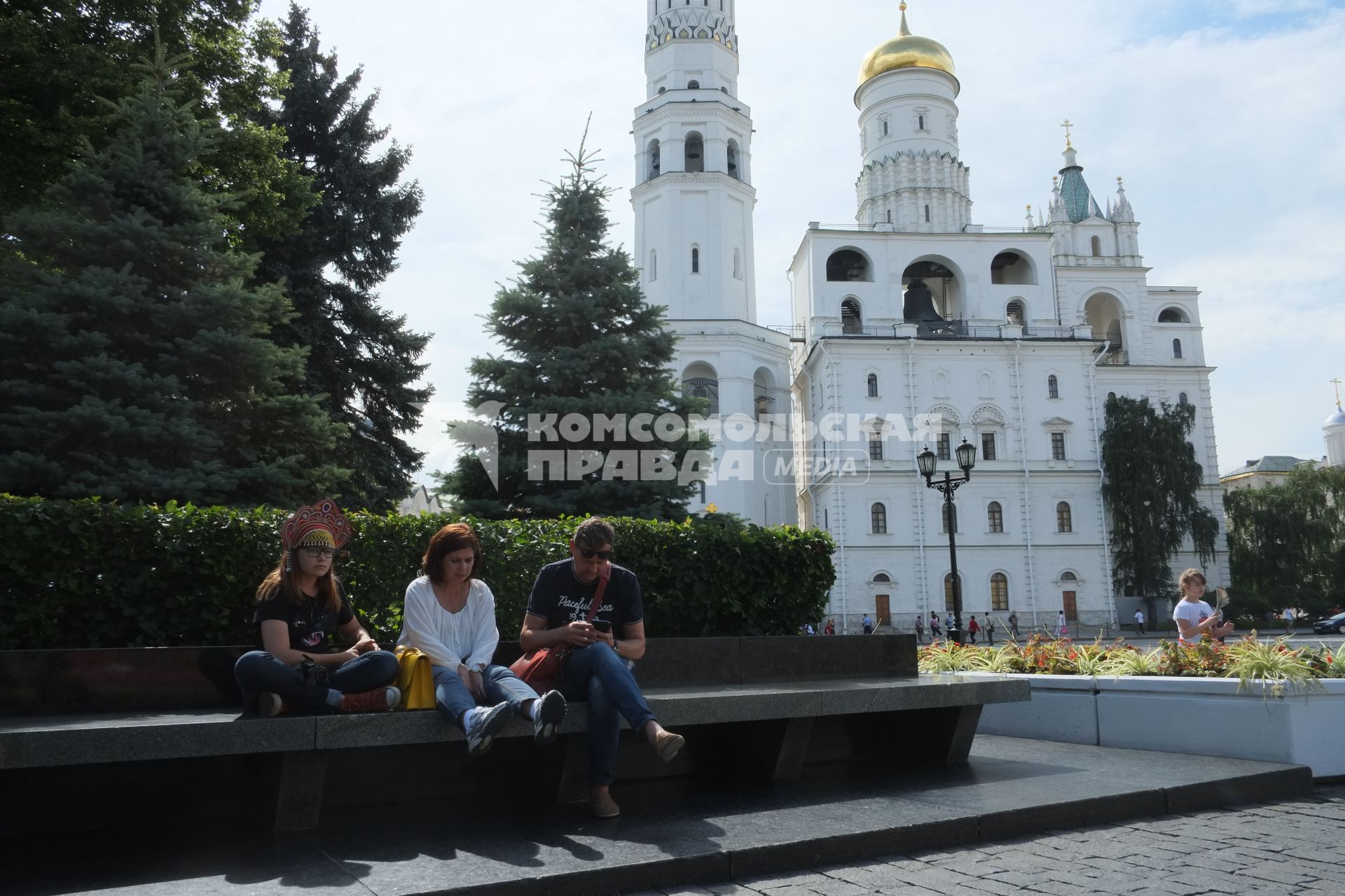 Московский Кремль. Колокольня Ивана Великого и Успенская звонница на Соборной площади.