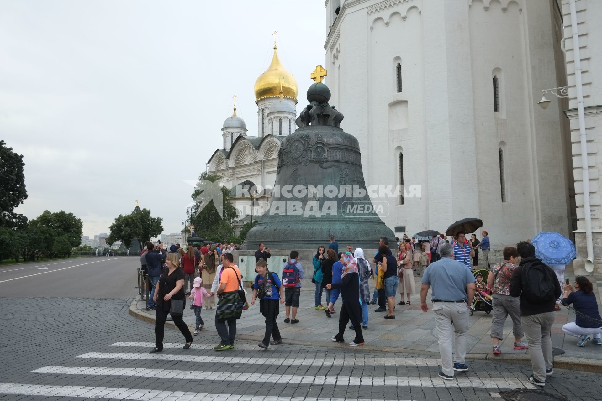 Московский Кремль. Царь-колокол на Соборной площади.