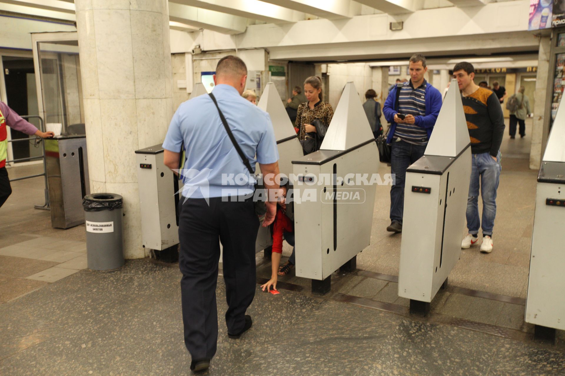 Москва. Контролер московского метрополитена у турникетов на станции `Пушкинская`.