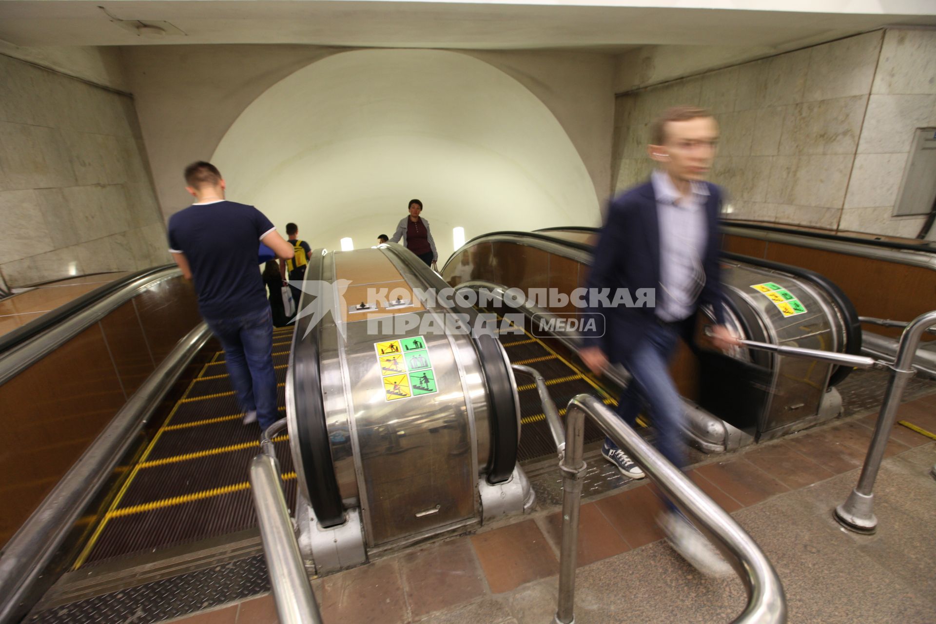 Москва. Пассажиры на эскалаторе в московском метрополитене.