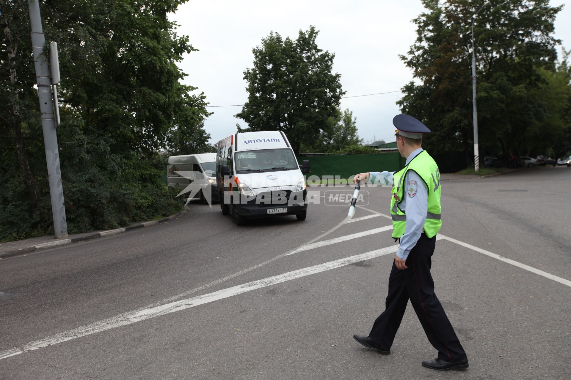 Москва. Сотрудник ДПС останавливает маршрутное такси для проверки в ходе рейда по контролю за частными перевозчиками.