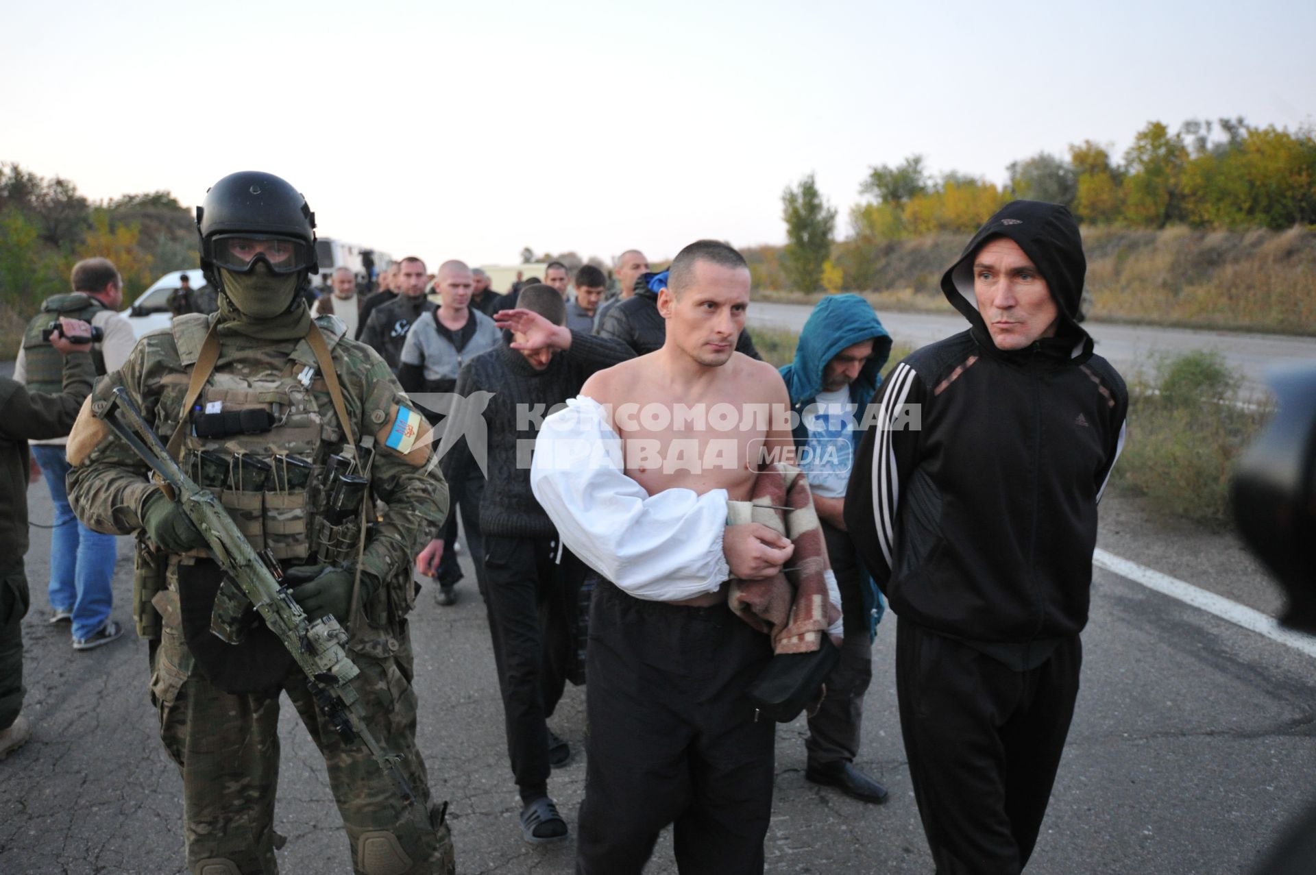 Донецкая область. Украинский военнослужащий (слева) во время процедуры обмена военнопленными, в результате которой были освобождены 60 ополченцев ДНР и 30 украинских военнослужащих.