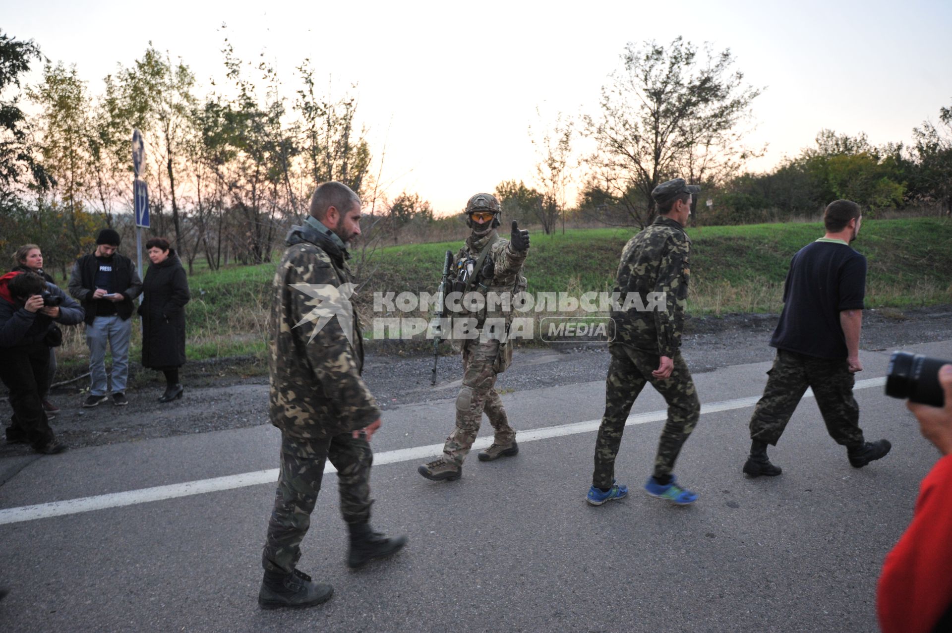 Донецкая область. Украинские пленные солдаты во время процедуры обмена военнопленными, в результате которой были освобождены 60 ополченцев ДНР и 30 украинских военнослужащих.