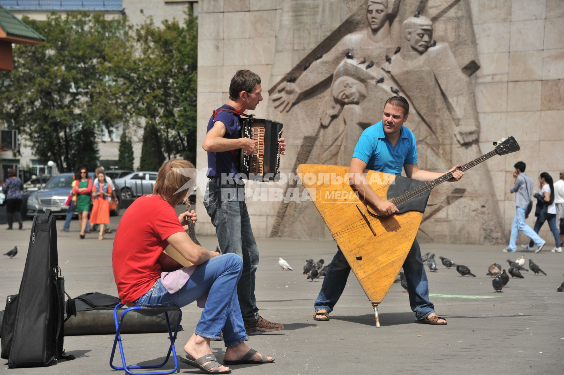 Москва. Уличные музыканты играют у метро `Баррикадная`.