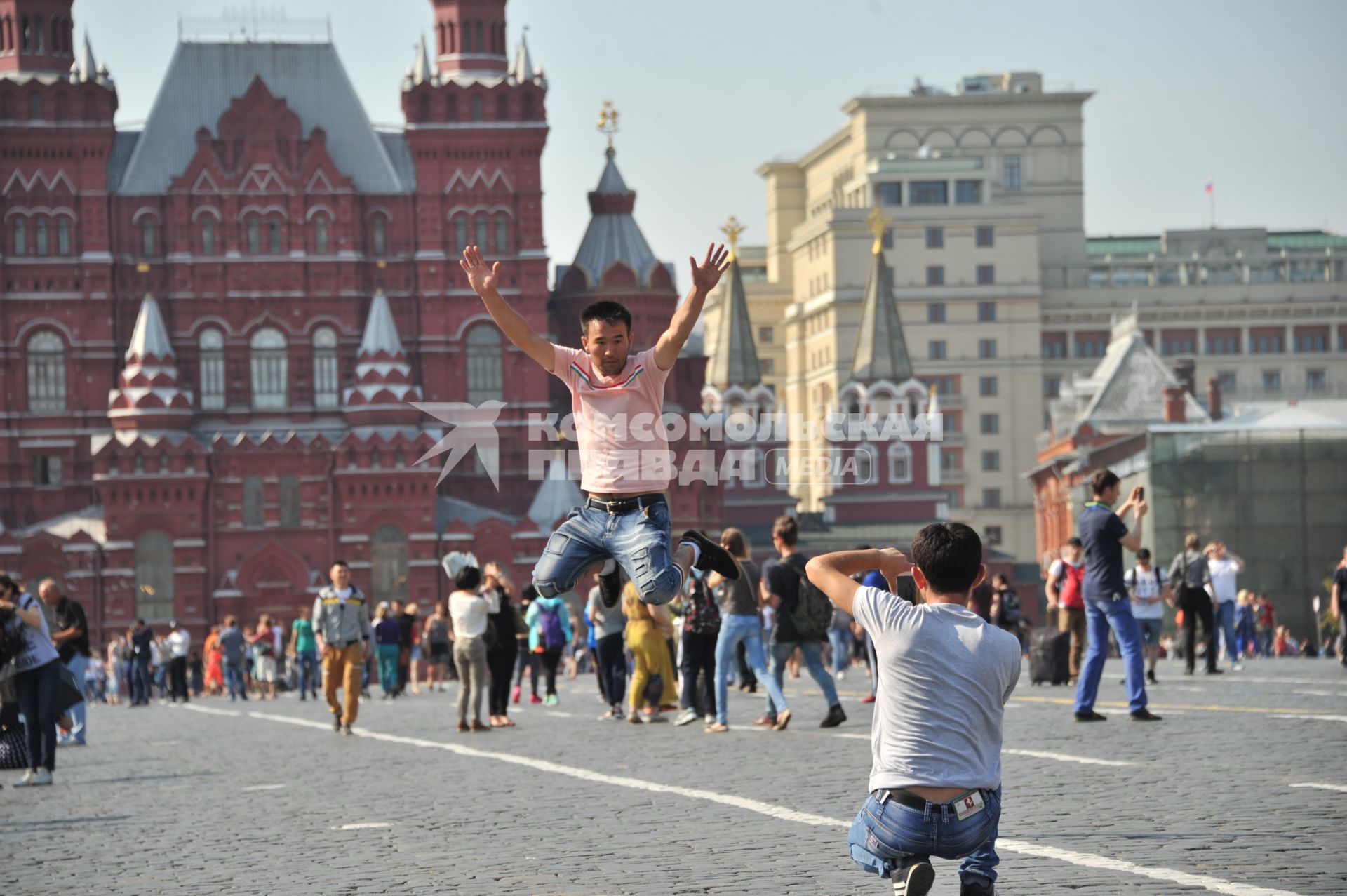 Москва. Мужчины фотографируются на Красной площади.