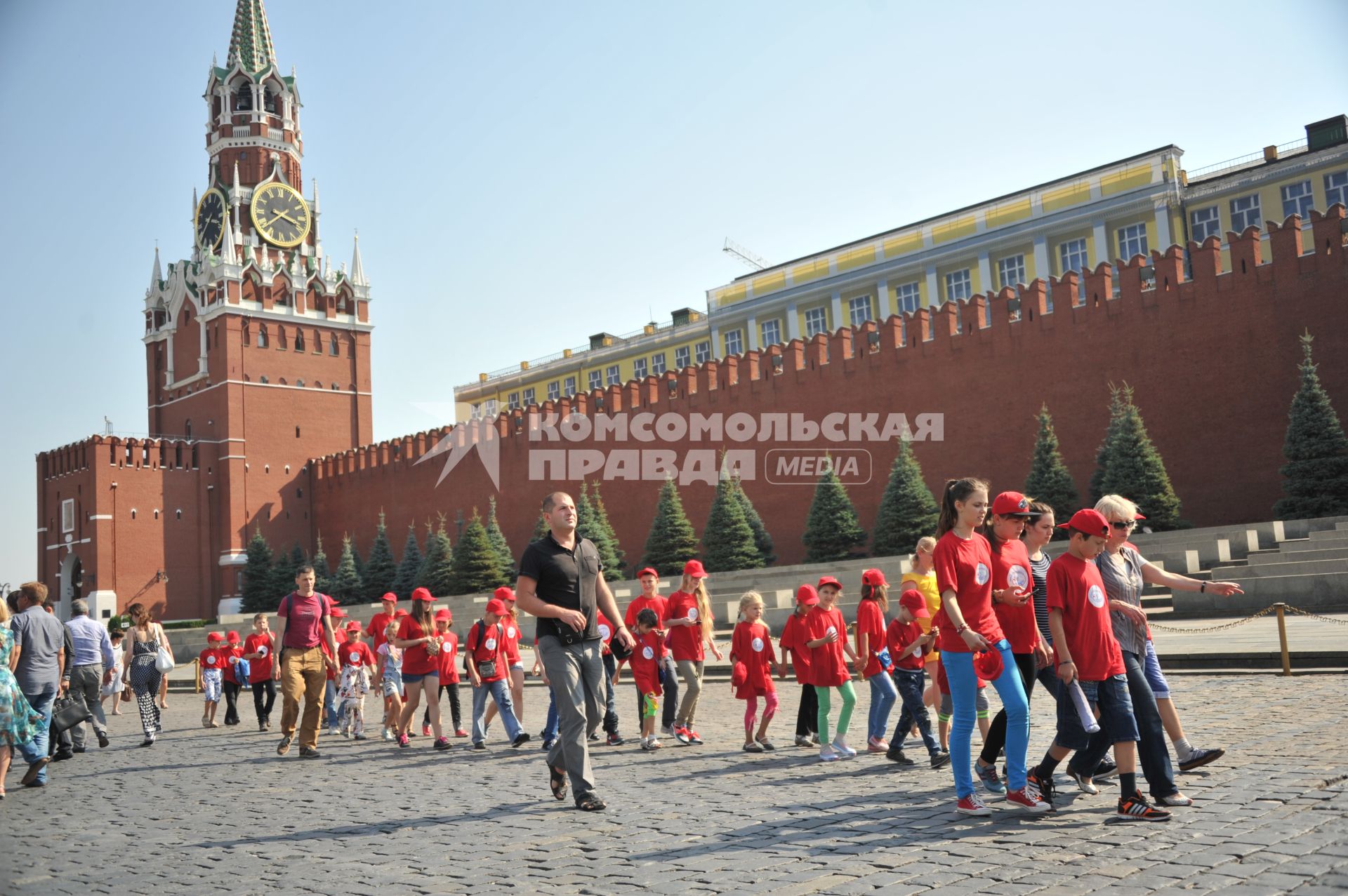 Москва. Участники детской организации `Снегири` идут по Красной площади.