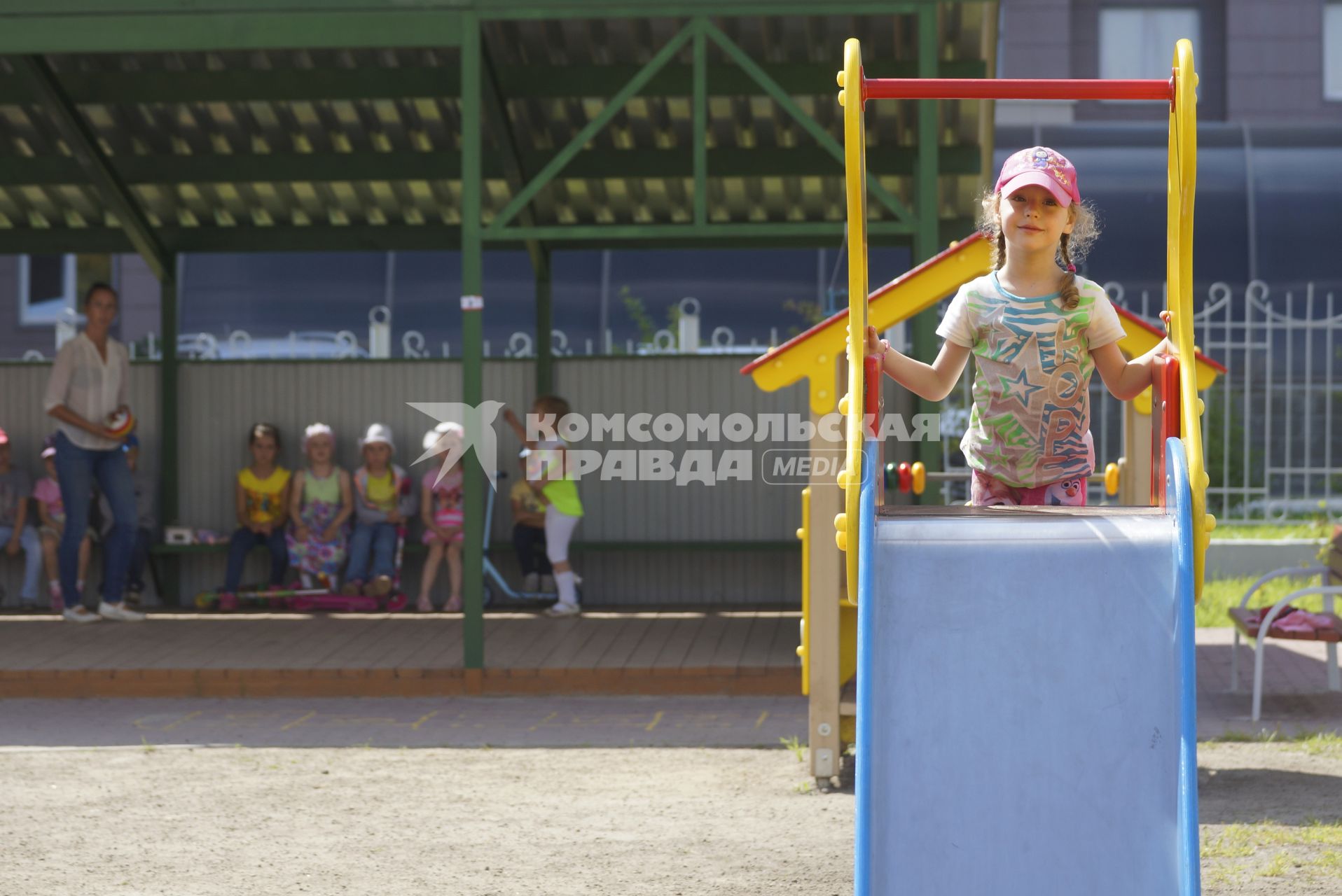 Дети играют на детской площадке детского сада во время прогулки в. Екатеринбург