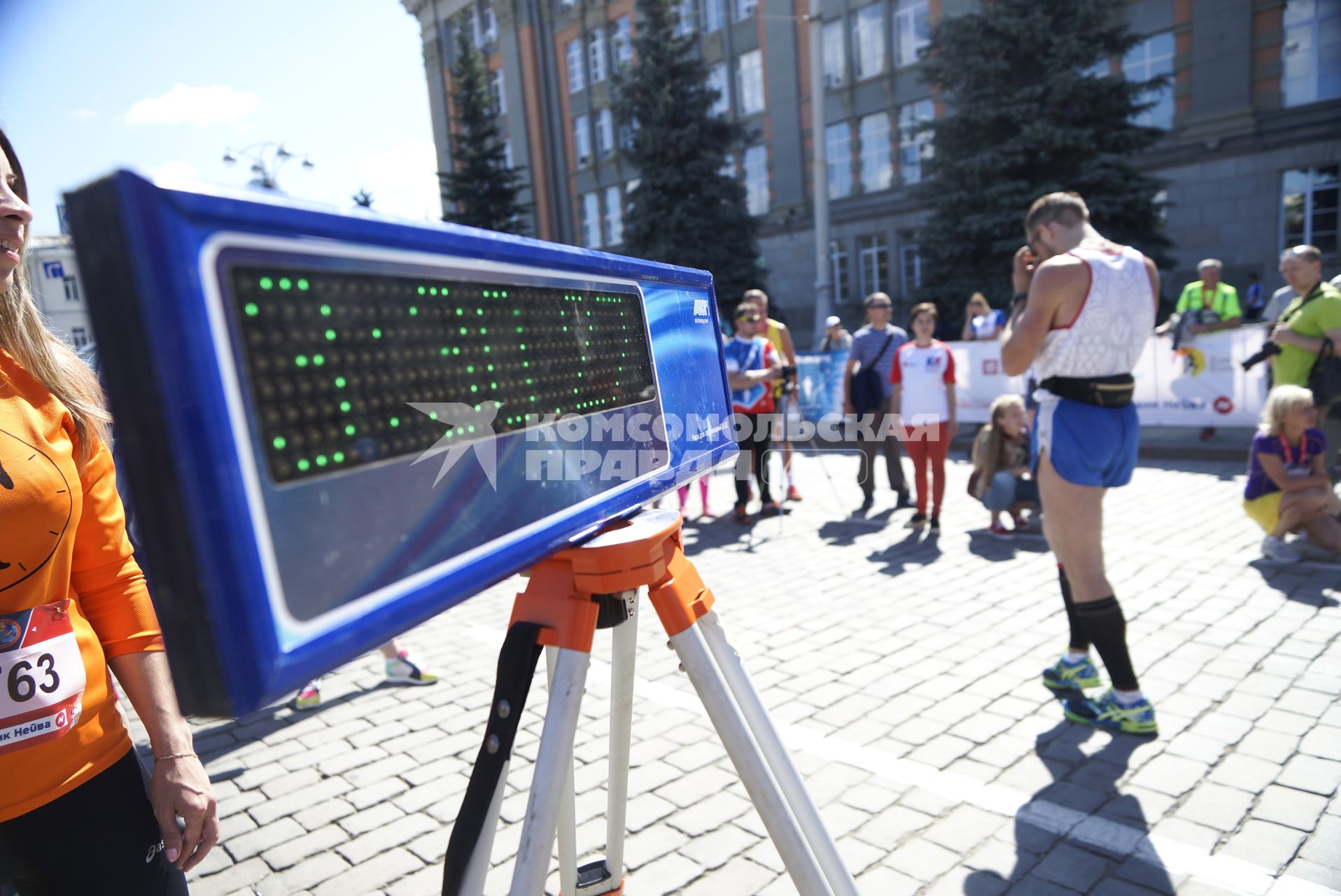 Участники первого международного марафона \"Европа-Азия\" во время финиша. Екатеринбург